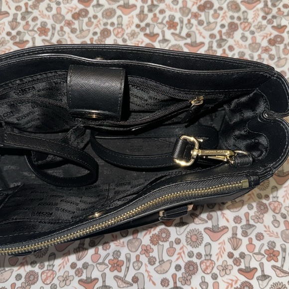 Michael Kors purse - Picture 3 of 5